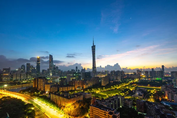 Guangzhou Çin 'de güzel bir gün doğumu, şehir binaları. Guangzhou Zhujiang' ın finans bölgesinin geniş açılı manzarası..