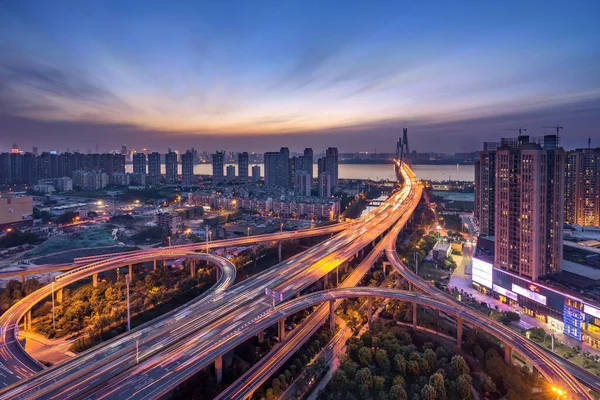 Işık yollarının üstgeçidi, güzel kıvrımlar. Wuhan Erqi yangtze nehir köprüsü hubei, Çin. Ulaşım, dağıtım veya trafik geçmişi için karayolu kavşağı..