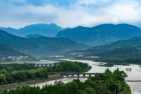 Dujiang Barajı Panorama, Dujiangyan şehrinde eski bir sulama sistemi, Sichuan, Çin