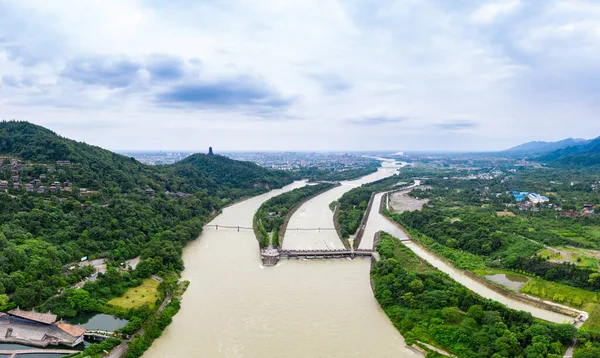 Dujiang Barajı Panorama, Dujiangyan şehrinde eski bir sulama sistemi, Sichuan, Çin