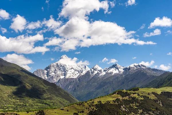 Siguniang Dağı 'nın manzarası ya da batı Sichuan Eyaleti' nin Aba Tibet ve Qing Özerk Bölgesi Xiaojin İlçesi 'ndeki kar şapkalı ve bitkilerli dört kız çocuğu..