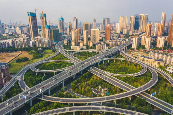Bir üstgeçit Wuhan otobanına köprü kurdu.
