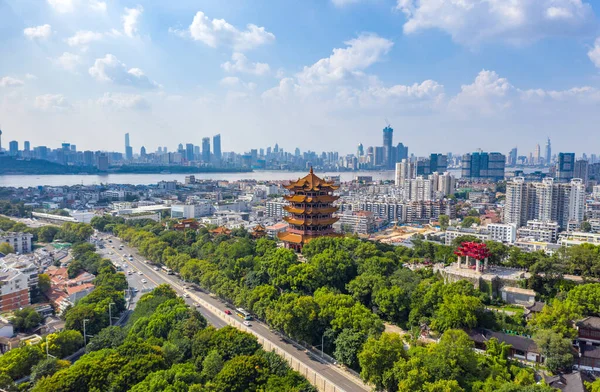 Wuhan şehrinin havadan görünüşü. Panoramik gökyüzü ve Yantze nehrinin yanındaki binalar. Kuledeki 4 Çince harf 