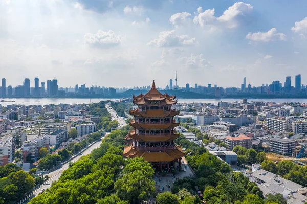 Wuhan şehrinin havadan görünüşü. Panoramik gökyüzü ve Yantze nehrinin yanındaki binalar. Kuledeki 4 Çince harf 