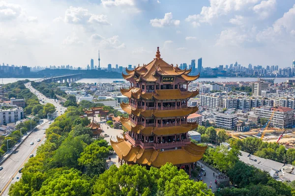 Wuhan şehrinin havadan görünüşü. Panoramik gökyüzü ve Yantze nehrinin yanındaki binalar. Kuledeki 4 Çince harf 
