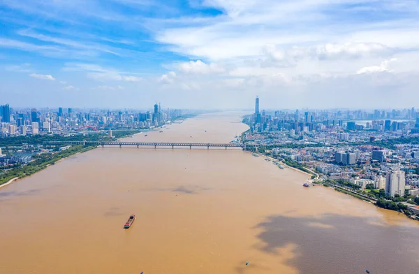 Wuhan ufuk çizgisinin ve Yangtze nehrinin havadan görünüşü. Wuhan Hubei Çin 'de inşaat halindeki süper yüksek gökdelenli..