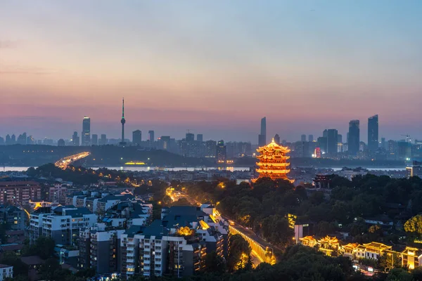 Wuhan şehrinin havadan görünüşü. Panoramik gökyüzü ve Yantze nehrinin yanındaki binalar. Kuledeki 4 Çince harf 