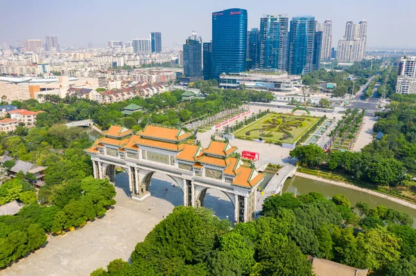 İnsansız hava aracı, Shunfeng Dağı Parkı. Shunde Bölgesi, Foshan Şehri, Guangdong. 