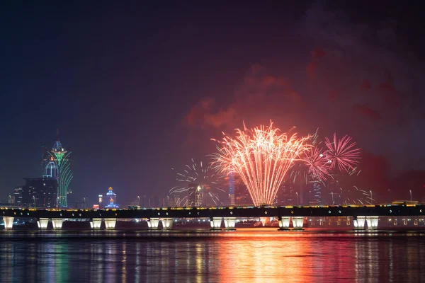 Macao Uluslararası Havai fişek Gösterimi Yarışması. Macau Kulesi 'nin önündeki deniz bölgesi. Macao' nun gece gökyüzü muhteşem havai fişeklerle parıldıyor..