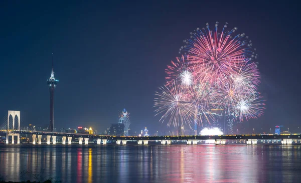 Macao Uluslararası Havai fişek Gösterimi Yarışması. Macau Kulesi 'nin önündeki deniz bölgesi. Macao' nun gece gökyüzü muhteşem havai fişeklerle parıldıyor..