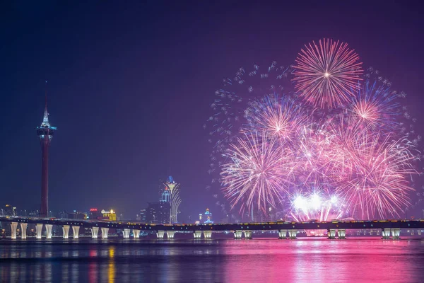 Macao Uluslararası Havai fişek Gösterimi Yarışması. Macau Kulesi 'nin önündeki deniz bölgesi. Macao' nun gece gökyüzü muhteşem havai fişeklerle parıldıyor..