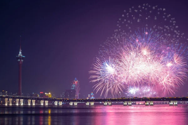 Macao Uluslararası Havai fişek Gösterimi Yarışması. Macau Kulesi 'nin önündeki deniz bölgesi. Macao' nun gece gökyüzü muhteşem havai fişeklerle parıldıyor..