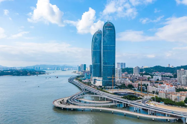 Conrad Xiamen 'in panorama manzarası, İkiz Kuleler / Xiamen Boğaz' da Conrad Xiamen oteli de dahil olmak üzere, Çin 'in Xiamen (Amoy) Güney Çin Denizi' ne bakan Dünya Ticaret Merkezi.