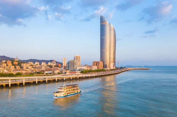 Conrad Xiamen 'in panorama manzarası, İkiz Kuleler / Xiamen Boğaz' da Conrad Xiamen oteli de dahil olmak üzere, Çin 'in Xiamen (Amoy) Güney Çin Denizi' ne bakan Dünya Ticaret Merkezi.