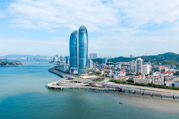 Conrad Xiamen 'in panorama manzarası, İkiz Kuleler / Xiamen Boğaz' da Conrad Xiamen oteli de dahil olmak üzere, Çin 'in Xiamen (Amoy) Güney Çin Denizi' ne bakan Dünya Ticaret Merkezi.