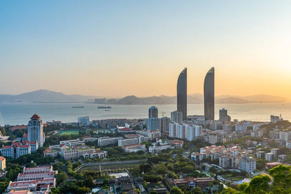 Conrad Xiamen 'in panorama manzarası, İkiz Kuleler / Xiamen Boğaz' da Conrad Xiamen oteli de dahil olmak üzere, Çin 'in Xiamen (Amoy) Güney Çin Denizi' ne bakan Dünya Ticaret Merkezi.