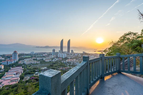 Conrad Xiamen 'in panorama manzarası, İkiz Kuleler / Xiamen Boğaz' da Conrad Xiamen oteli de dahil olmak üzere, Çin 'in Xiamen (Amoy) Güney Çin Denizi' ne bakan Dünya Ticaret Merkezi.
