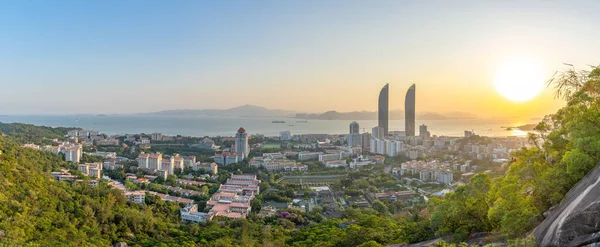 Conrad Xiamen 'in panorama manzarası, İkiz Kuleler / Xiamen Boğaz' da Conrad Xiamen oteli de dahil olmak üzere, Çin 'in Xiamen (Amoy) Güney Çin Denizi' ne bakan Dünya Ticaret Merkezi.