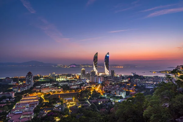 Conrad Xiamen 'in panorama manzarası, İkiz Kuleler / Xiamen Boğaz' da Conrad Xiamen oteli de dahil olmak üzere, Çin 'in Xiamen (Amoy) Güney Çin Denizi' ne bakan Dünya Ticaret Merkezi.