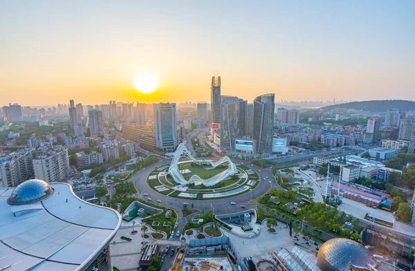 Geceleri Optik Vadisi, Wuhan.Wuhan şehrinin manzarası. Panoramik gökyüzü ve finans bölgesindeki binalar..