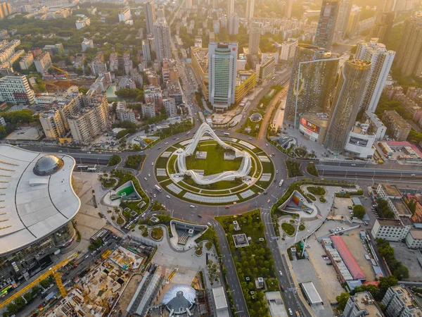 Geceleri Optik Vadisi, Wuhan.Wuhan şehrinin manzarası. Panoramik gökyüzü ve finans bölgesindeki binalar..