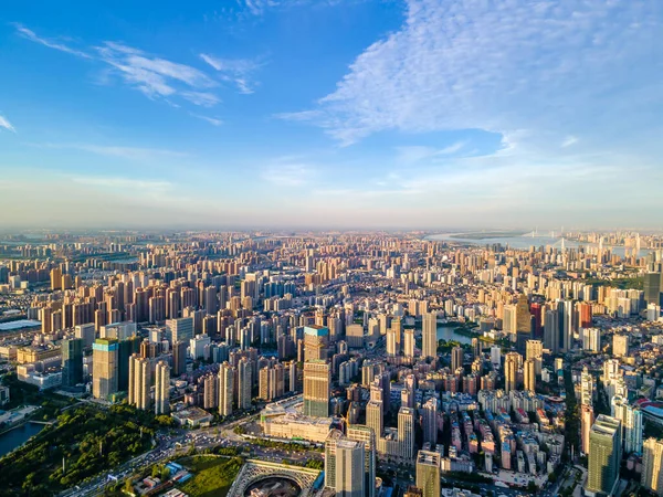 Wuhan ufuk çizgisinin ve Yangtze nehrinin havadan görünüşü. Wuhan Hubei Çin 'de inşaat halindeki süper yüksek gökdelenli..