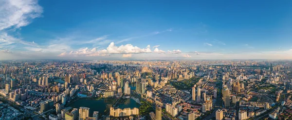 Wuhan ufuk çizgisinin ve Yangtze nehrinin havadan görünüşü. Wuhan Hubei Çin 'de inşaat halindeki süper yüksek gökdelenli..