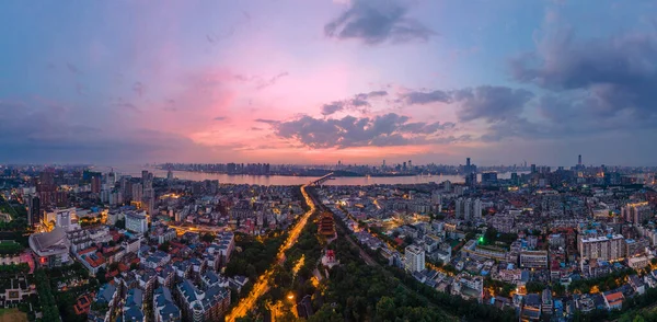 Wuhan ufuk çizgisinin ve Yangtze nehrinin havadan görünüşü. Wuhan Hubei Çin 'de inşaat halindeki süper yüksek gökdelenli..