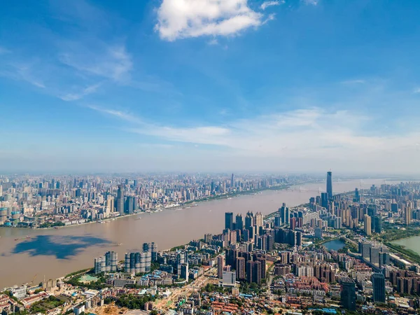 Wuhan ufuk çizgisinin ve Yangtze nehrinin havadan görünüşü. Wuhan Hubei Çin 'de inşaat halindeki süper yüksek gökdelenli..