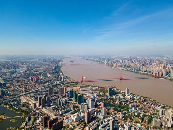 Wuhan ufuk çizgisinin ve Yangtze nehrinin havadan görünüşü. Wuhan Hubei Çin 'de inşaat halindeki süper yüksek gökdelenli..