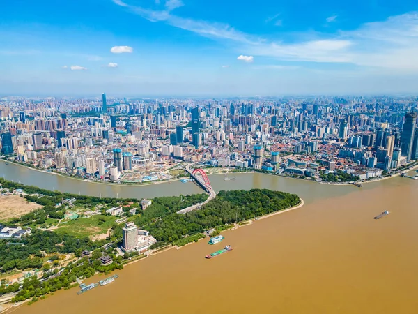 Wuhan ufuk çizgisinin ve Yangtze nehrinin havadan görünüşü. Wuhan Hubei Çin 'de inşaat halindeki süper yüksek gökdelenli..