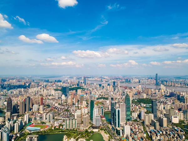 Wuhan ufuk çizgisinin ve Yangtze nehrinin havadan görünüşü. Wuhan Hubei Çin 'de inşaat halindeki süper yüksek gökdelenli..