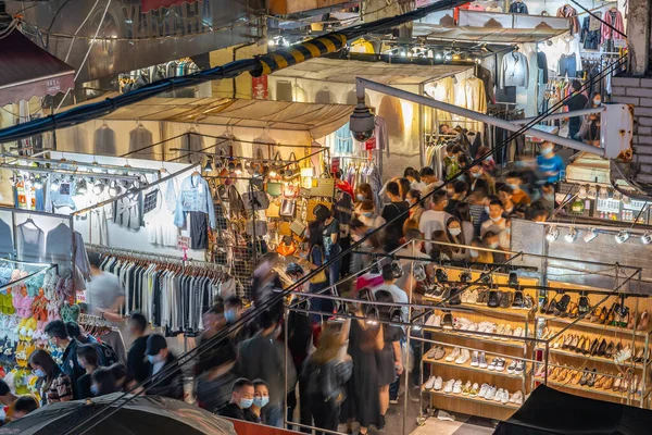 Wuhan 'daki Hankou' da yüksek yaya akıntısı olan Wuhan gece marketi..