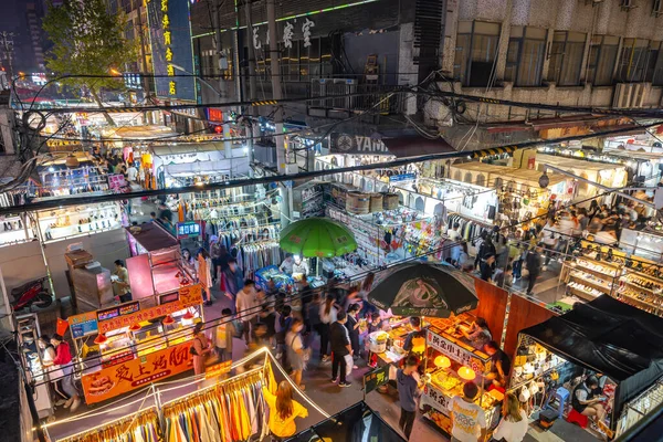 Wuhan 'daki Hankou' da yüksek yaya akıntısı olan Wuhan gece marketi..