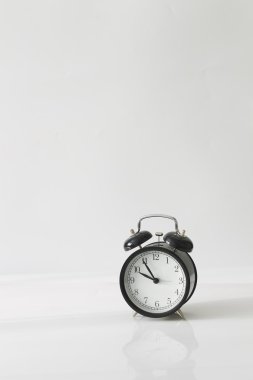 Çalar saat beyaz arka planda, minimalizm