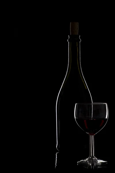 ワインと黒の背景、ミニマにワインのガラスのボトル — ストック写真