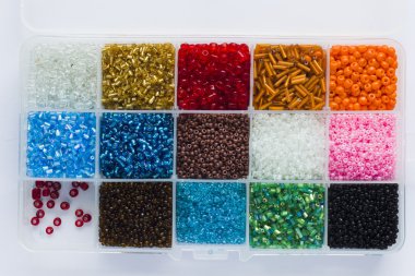 Plastik bir kap içinde çok renkli boncuklar