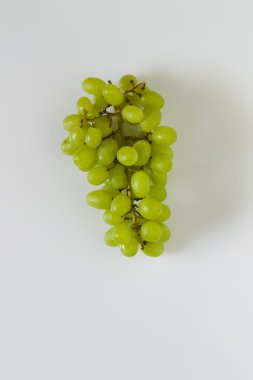 Beyaz arkaplanda bir demet üzüm