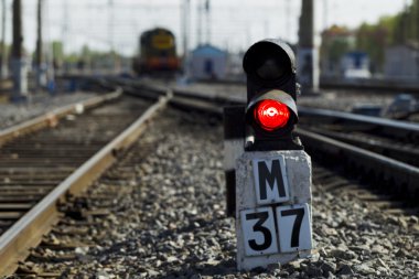 Demiryolu semafor arka plan parçaları ve lokomotif karşı