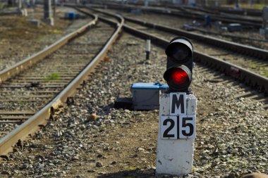 Demiryolu semafor arka plan parçaları ve lokomotif karşı