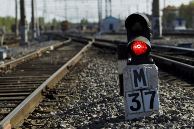 Demiryolu semafor arka plan parçaları ve lokomotif karşı