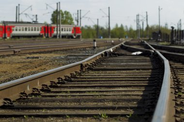Demiryolu parça parlak güneşli bir günde