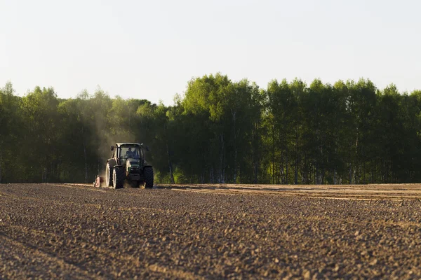 Трактор у сфері сільськогосподарських операцій — стокове фото