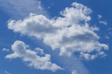 Mavi gökyüzünde güneş beyaz bulutlar