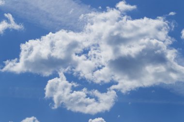 Mavi gökyüzünde güneş beyaz bulutlar