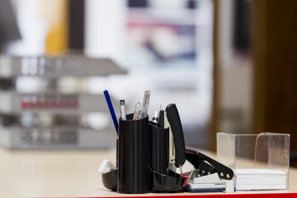 Papeterie sur fond d'intérieur de bureau — Photo