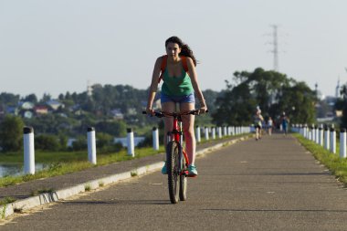 Kız bir bisiklet sürme