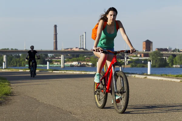 Kız bir bisiklet sürme — Stok fotoğraf