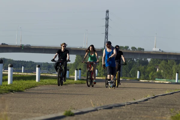Gençler, bir erkek ve bir kız, şehirde Bisiklete binme — Stok fotoğraf