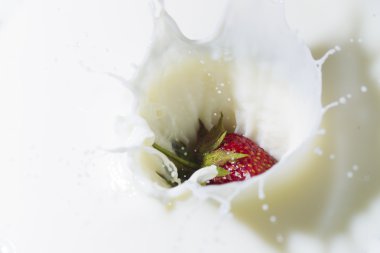 Kırmızı çilek ve beyaz süt